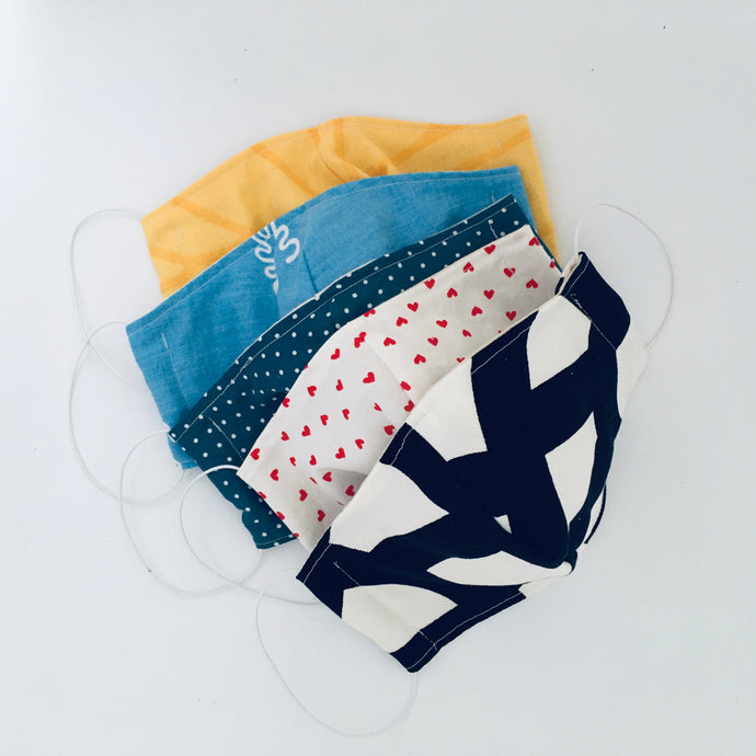 Munskydd av spilltyg vid produktion av bivaxdukar.